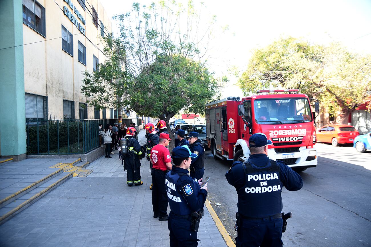 Dos estudiantes resultaron quemados al fallar un experimento en una clase de química en el colegio Cristo Rey. (Pedro Castillo / La Voz)