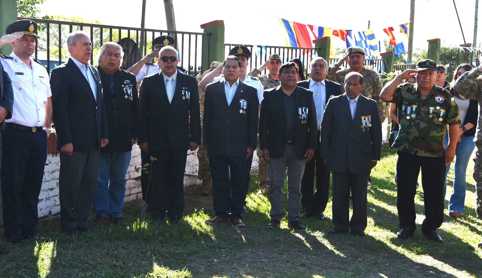 Miembros del Centro de Veteranos de Guerra de Malvinas (VGM) de Jujuy y autoridades militares que acompañaron el acto en Alto Comedero.