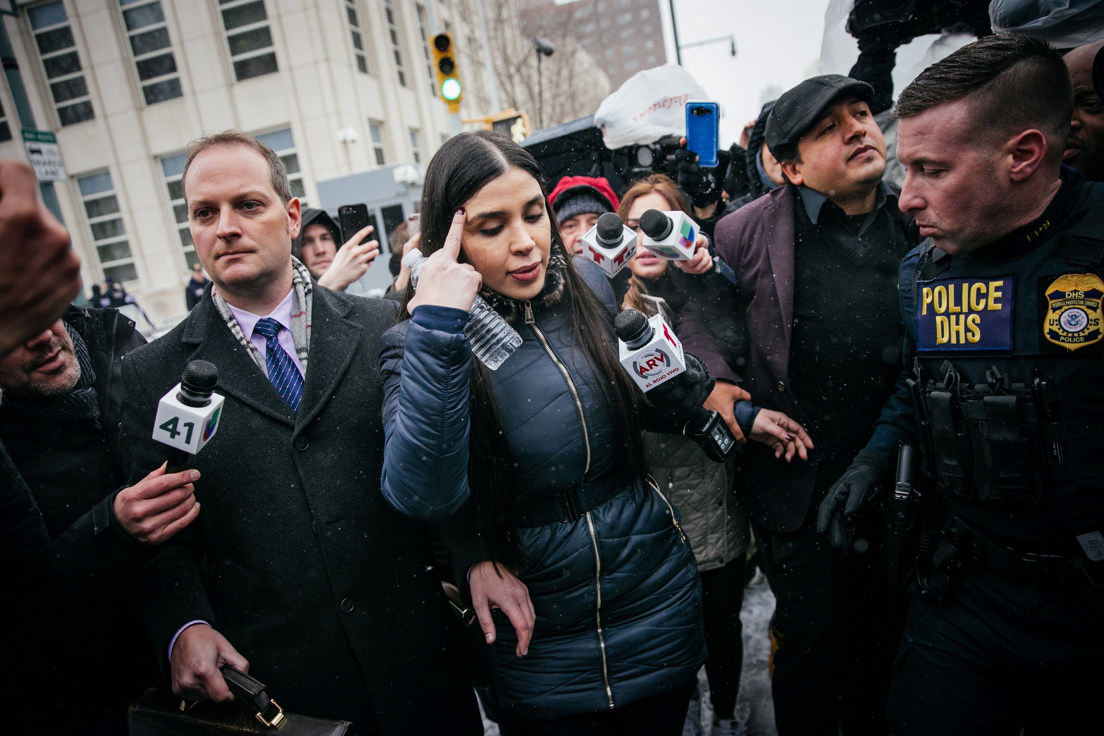 Emma Coronel Aispuro saliendo de la corte al final de otro día de deliberación del jurado en el juicio de su esposo, Joaquín 'El Chapo' Guzmán en el Tribunal Federal de los Estados Unidos, en Brooklyn, Nueva York (EE.UU.) en febrero de 2019.