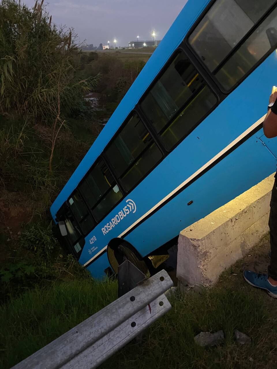 El ómnibus despistó a la noche.