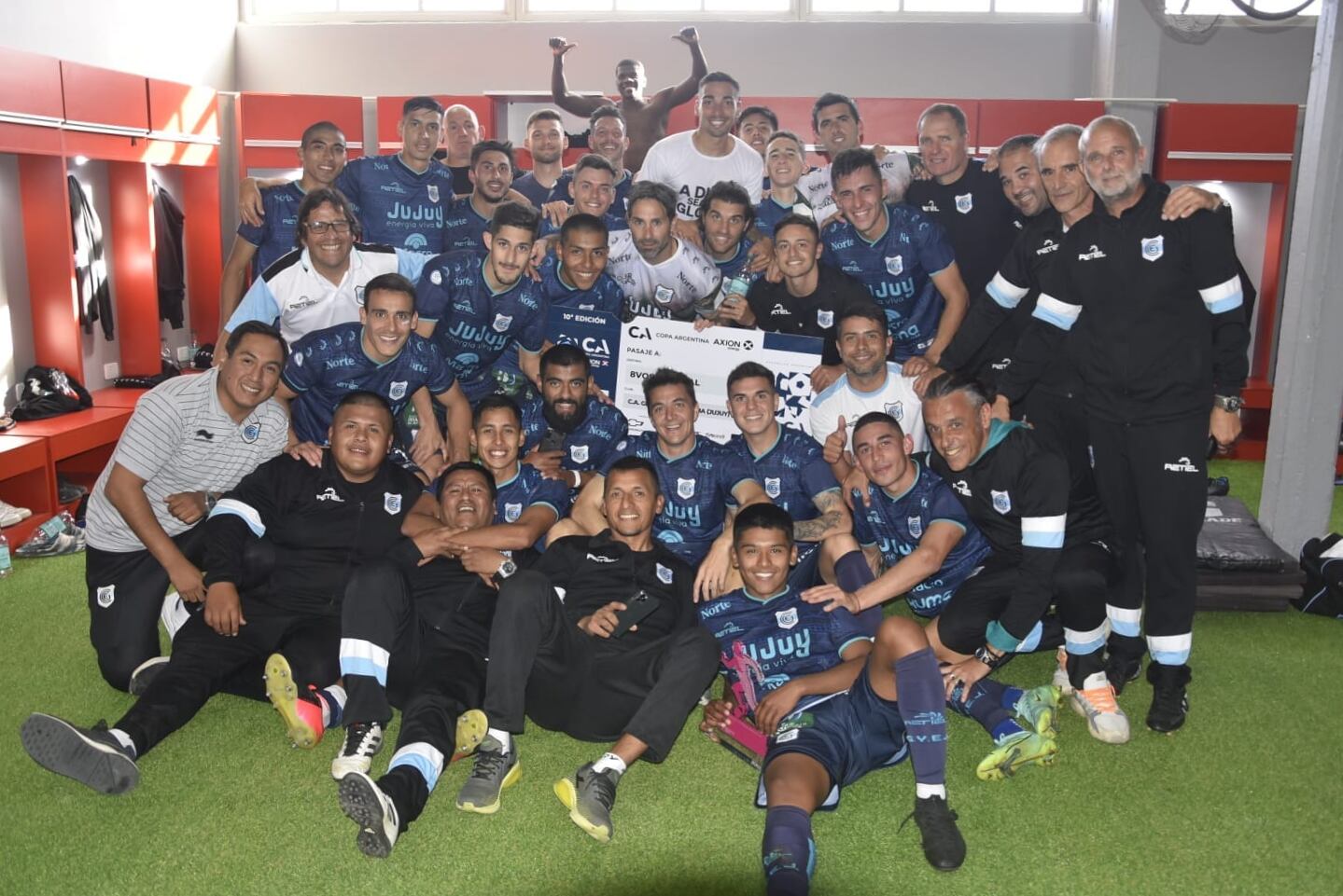 El festejo del equipo y cuerpo técnico del "Lobo" jujeño en el vestuario del estadio "Carlos Augusto Mercado Luna" de la ciudad de La Rioja.