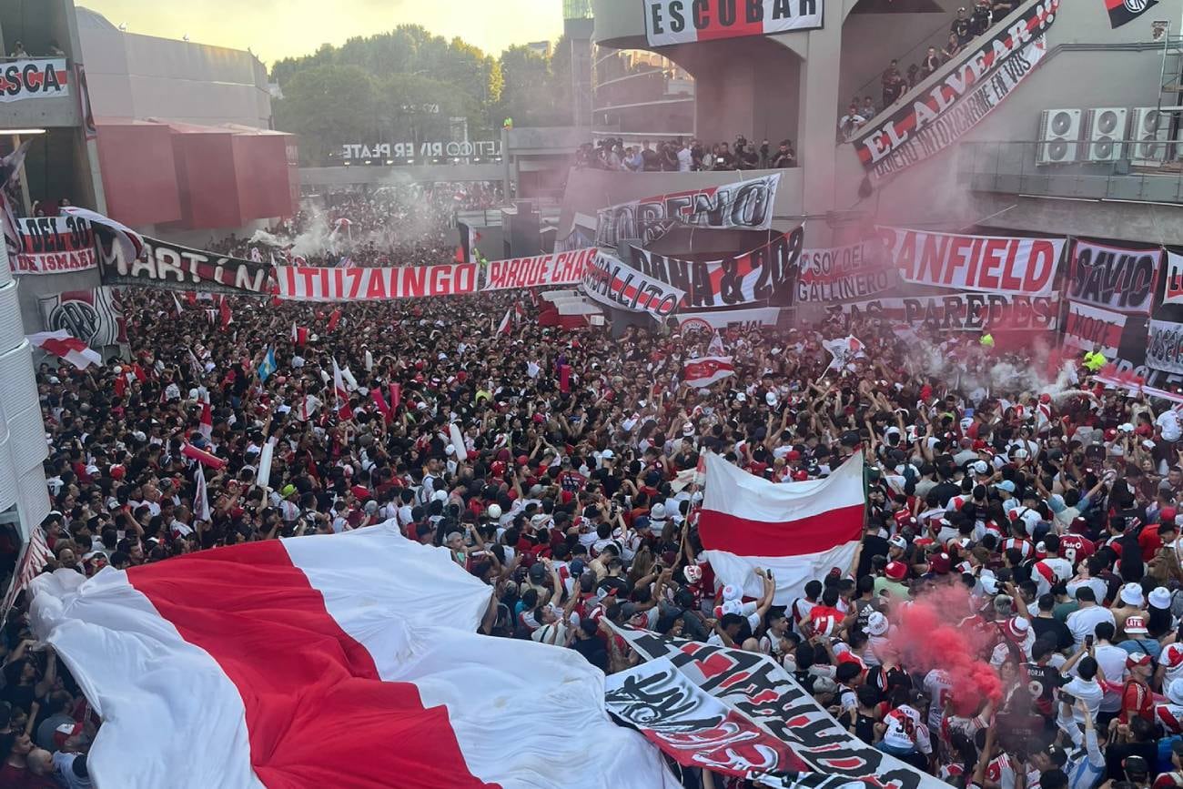 El espectacular banderazo de River (Prensa)