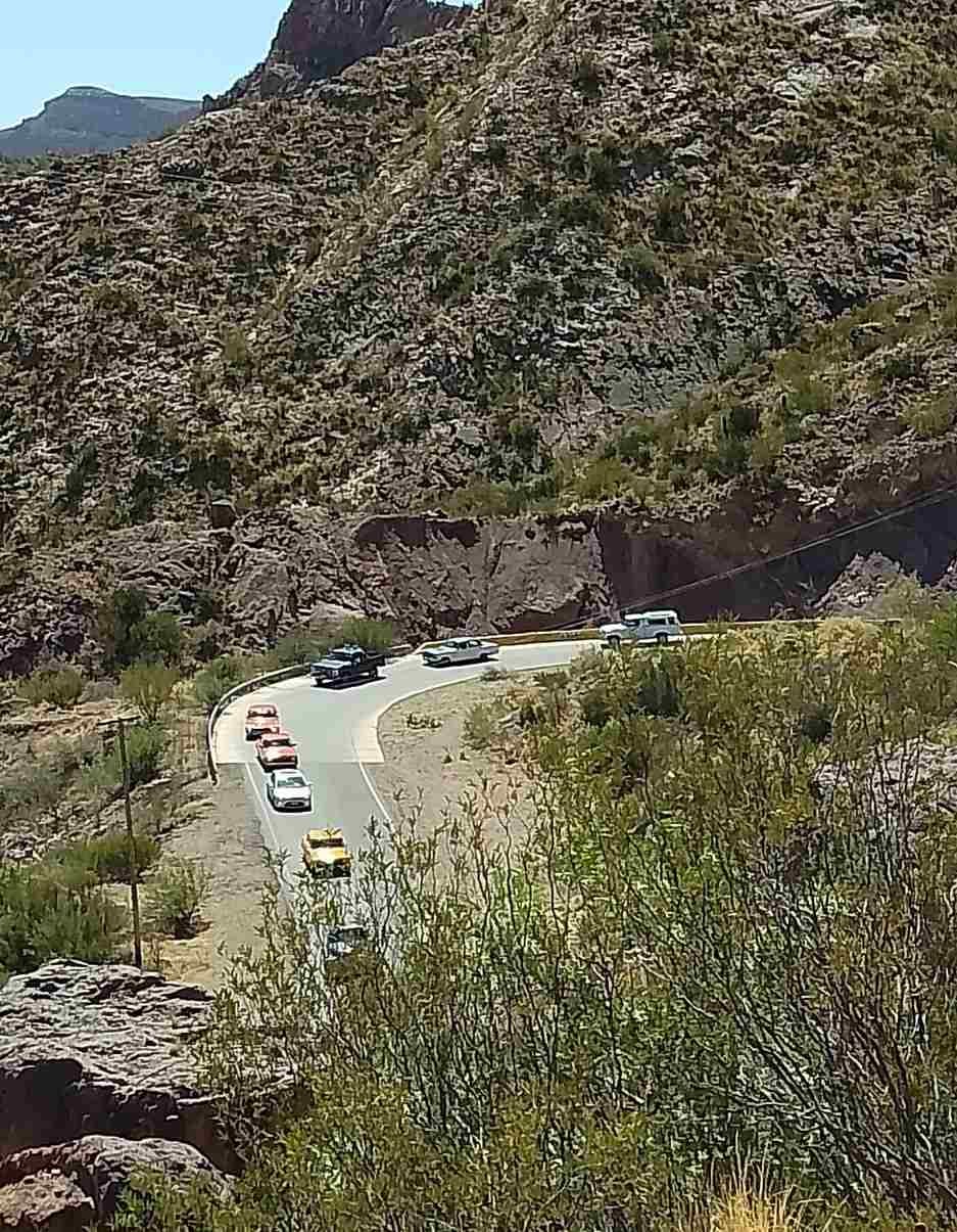 Con los cerros y el embalse de Valle Grande de fondo, los Chevrolet dieron un espectáculo increíble.