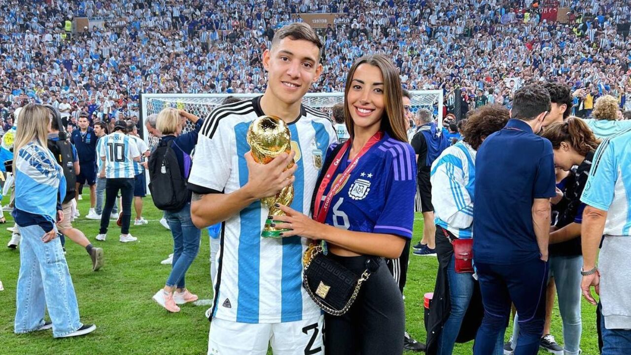 Nahuel Molina y su novia Barbi Occhiuzzi con la Copa del Mundo.