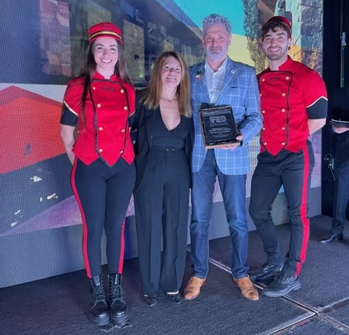 El presidente del Ente del Tren Solar de la Quebrada, Juan Cabrera, recibió el premio a la más novedosa atracción turística del país en el año 2024.