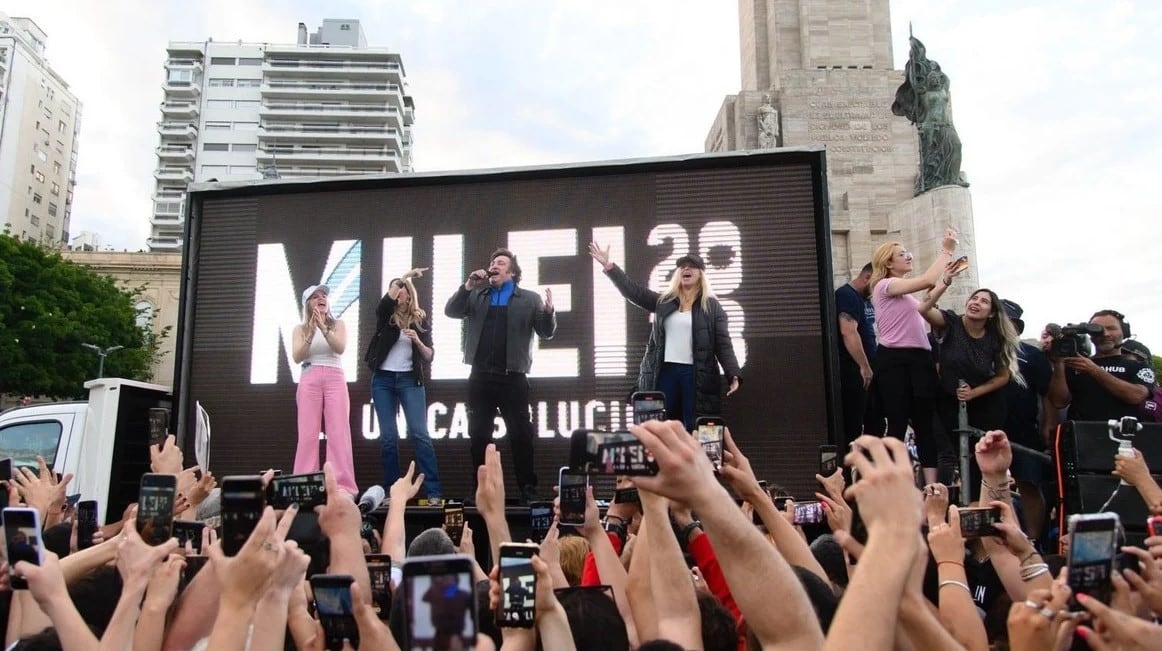 La Libertad Avanza cerró su campaña local con una caravana en el Monumento.