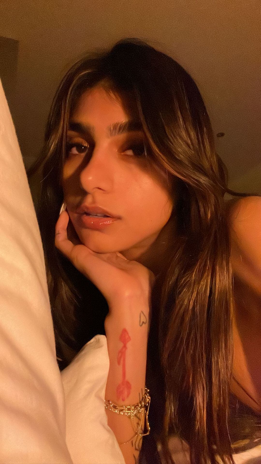 Con la luz del atardecer entrando por la ventana, Mia Khalifa mostró su belleza sin filtro.