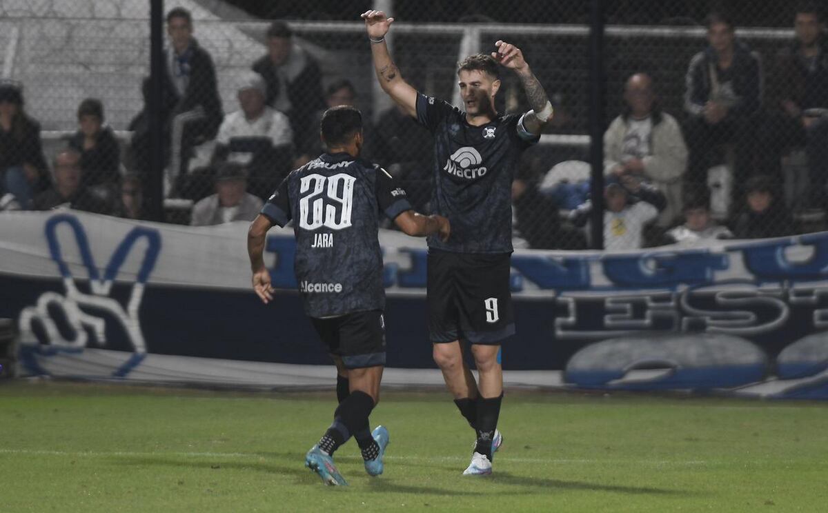 Videos: Pablo Vegetti por duplicado, para poner arriba en La Plata al Belgrano de racha