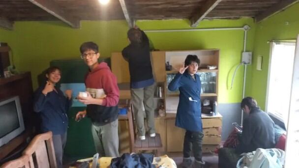 Alumnos de una escuela técnica de Neuquén instalaron la electricidad en la casa de unos abuelos que perdieron todo en un incendio.