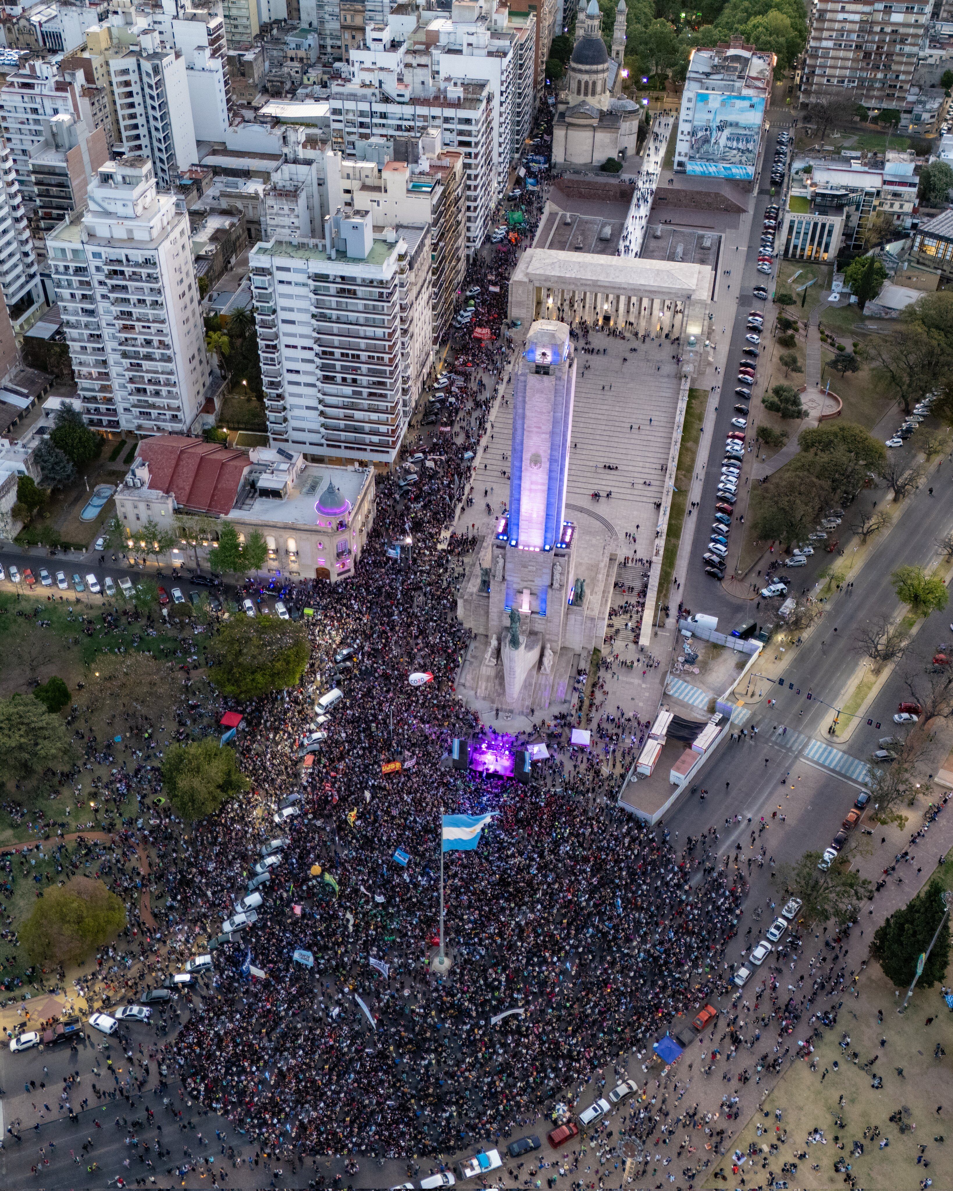 La avenida Belgrano quedó bloqueada por una multitud.