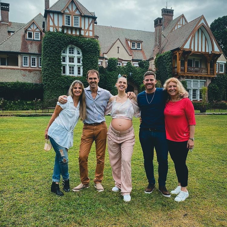 Julieta Nair Calvo junto a su familia y la familia de Andrés Rolando.