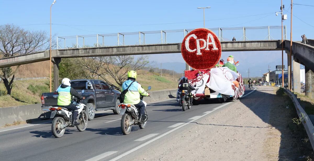 Un dispositivo de seguridad vial acompaña el traslado de las carrozas estudiantiles rumbo al predio Ciudad Cultural, en la capital jujeña.