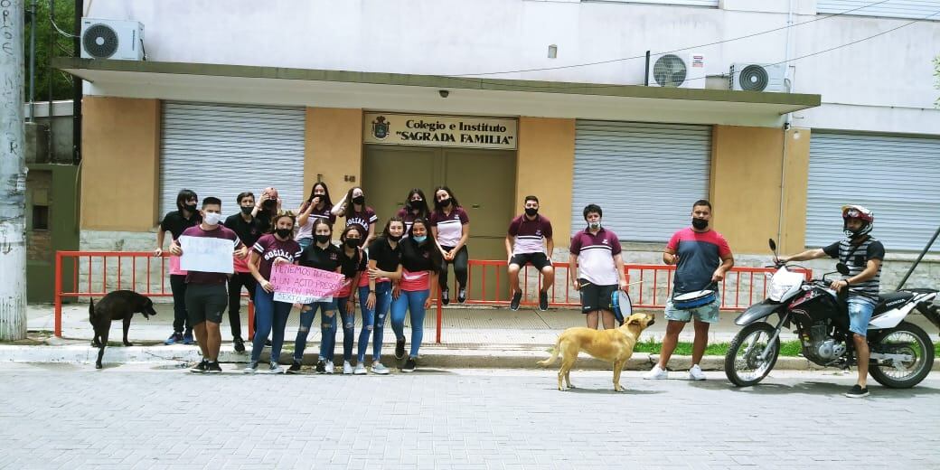 Alumnos del Instituto Sagrada Familia de Cosquín, se movilizaron este miércoles.