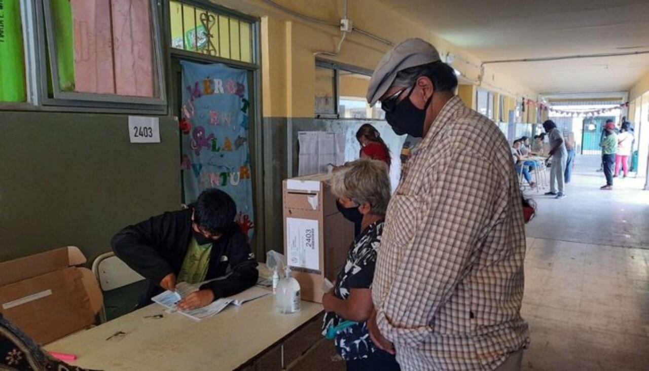 Es no vidente y le prohibieron ingresar al cuarto oscuro acompañado por un familiar