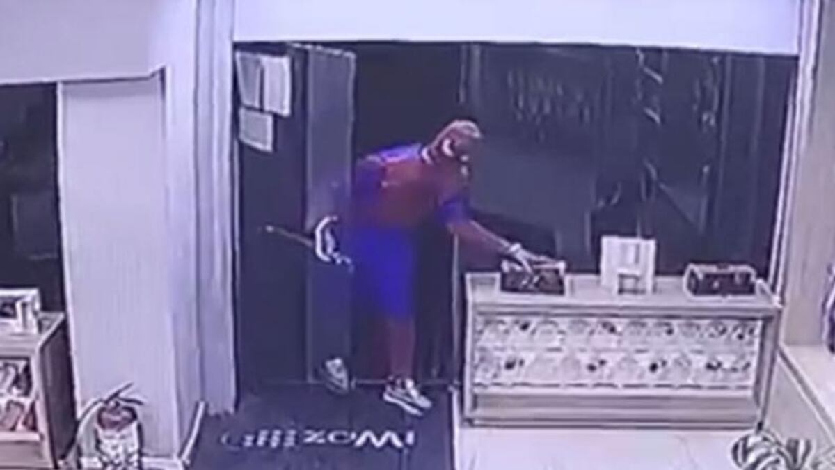 “Hasta Spiderman anda robando”: un disfrazado robó en un local de Córdoba