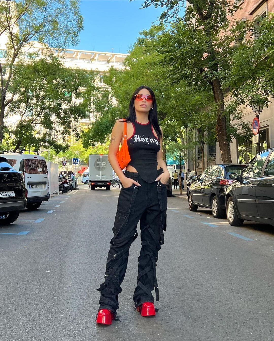 El rockero look de Lali Espósito en la previa de su show en Madrid: “Caliente”.