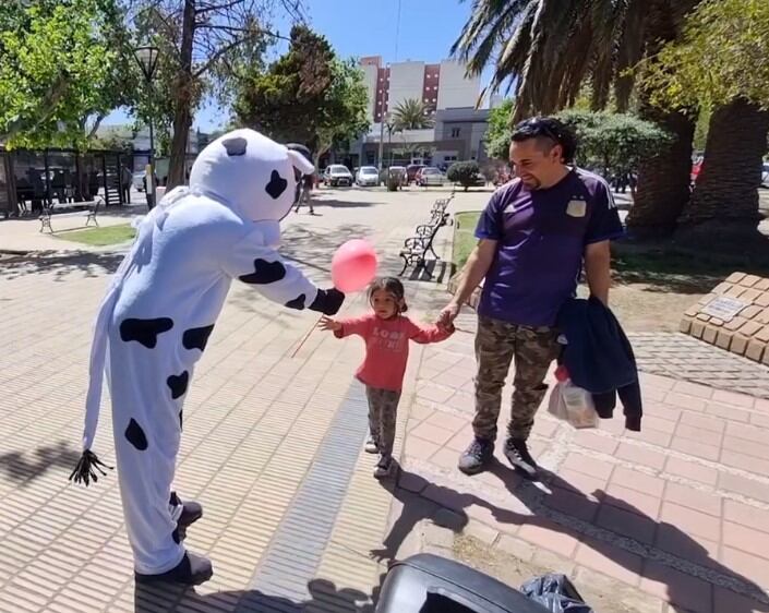 "La Vaca Lola" reclama que no la dejan trabajar en las plazas de San Luis.