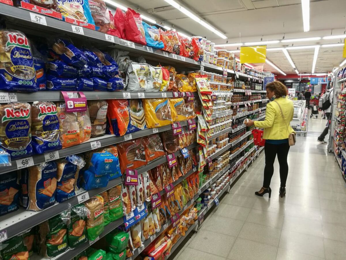 Insólito video: una mujer destrozó un mercado en San Lorenzo porque “la música estaba muy fuerte”