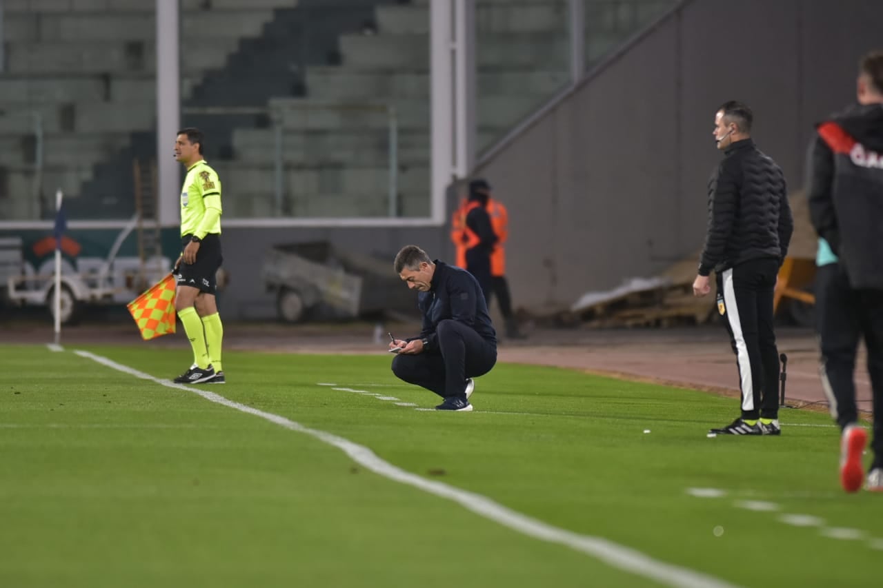 Pedro Caixinha, entrenador de Talleres, en el empate 3 a 3 ante Patronato. Siempre anotando en su libreta. (Facundo Luque / La Voz).