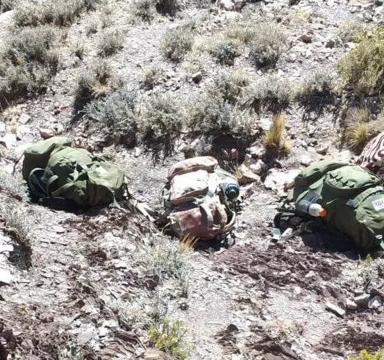 Las tres voluminosas mochilas de las que se despojaron los narcos para poder huir entre los cerros. Uno de ellos finalmente fue apresado.