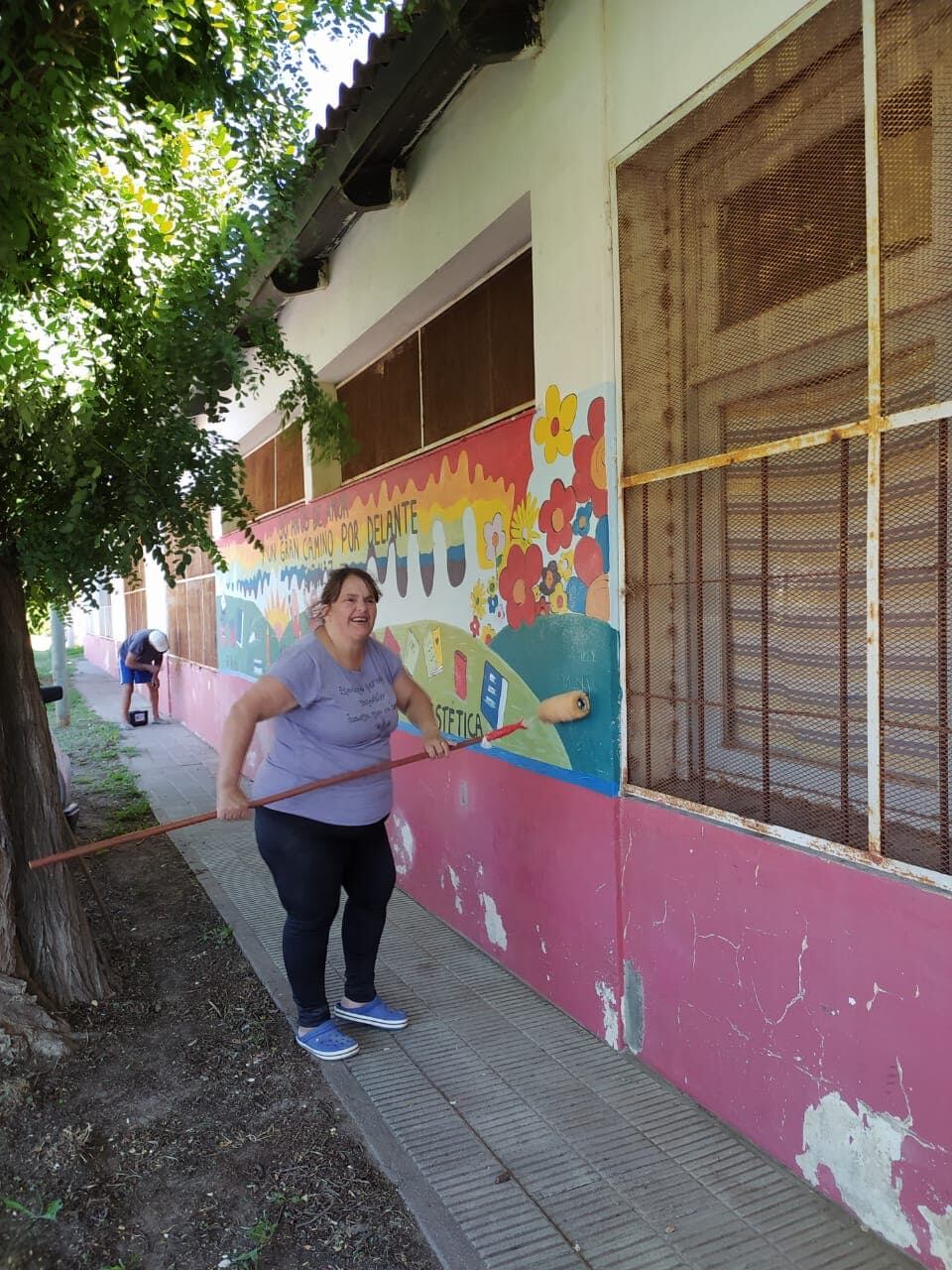 Juntaron dinero propio y pintaron su escuela