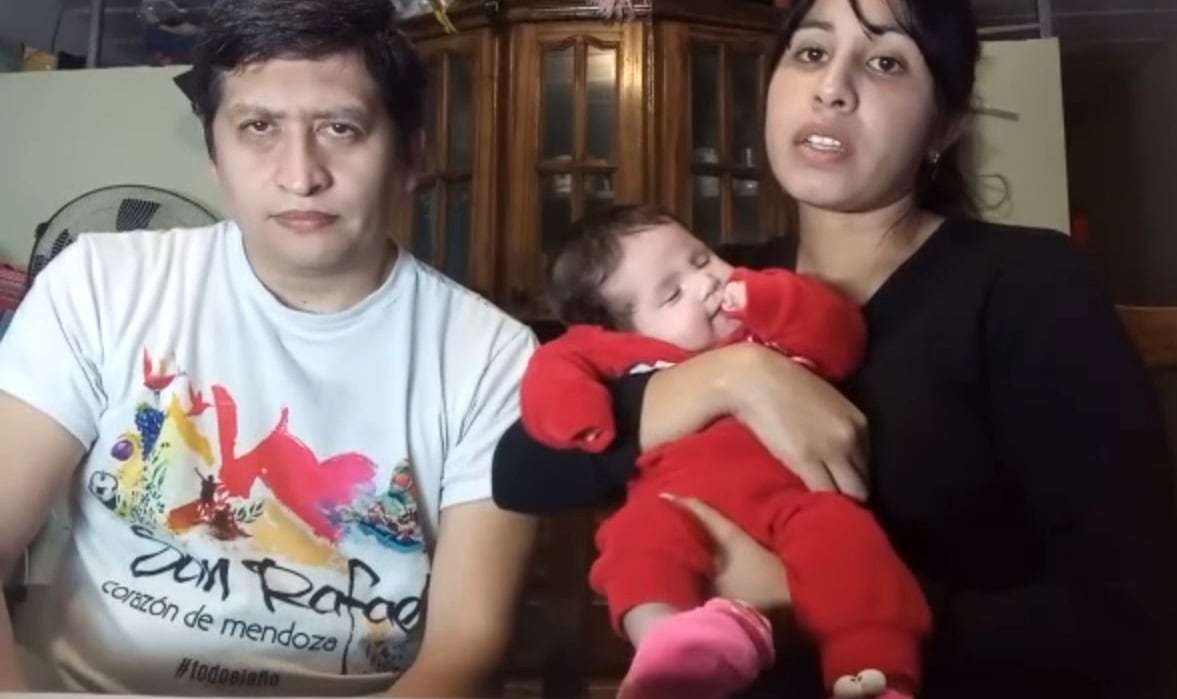 Orlando Moyano y Evelyn Echegaray junto a helenita, la pequeña de 4 meses que necesita una operación en China para recuperar la vista. 