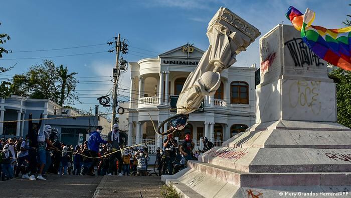 Derribaron una estatua de Cristobal Colón en Colombia