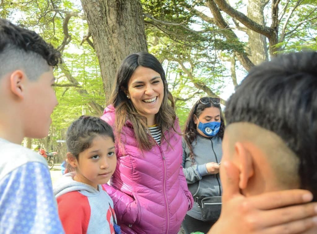 Jornada Recreativa. Sabrina Marcucci junto a los niños del Barrio Dos Banderas.