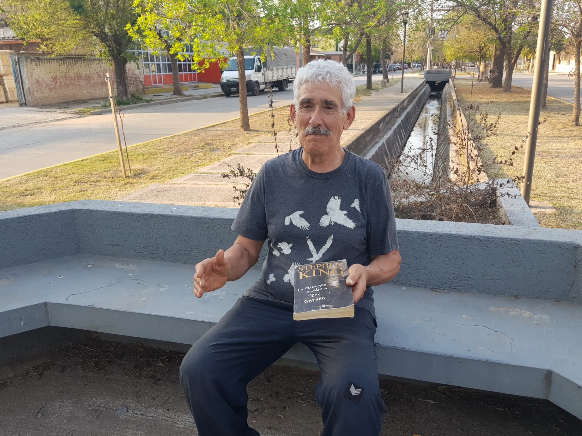 Almafuerte. A los 73 años, Luis Laurino recupera libros, los arregla y luego los dona a colegios y bibliotecas de la ciudad y región (La Voz).