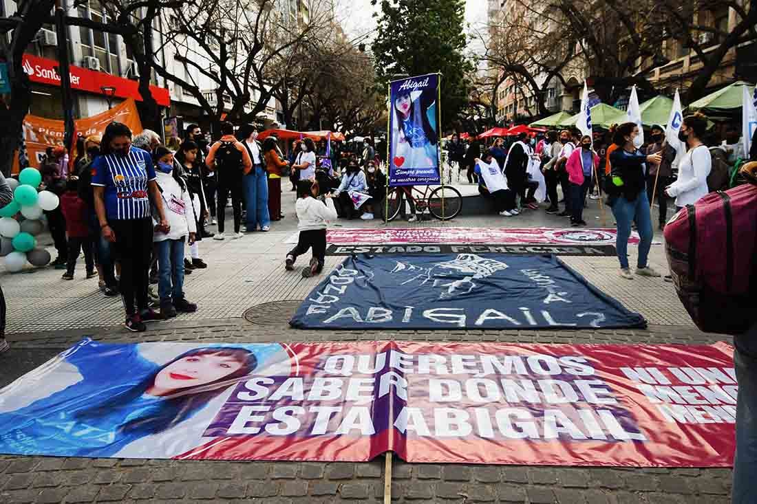  
En el kilómetro 0 de la ciudad de Mendoza, marcha pidiendo por la aparición de Abigail Carniel, desaparecida hace 6 meses
Foto: JoséGutierrez/ Los Andes   

