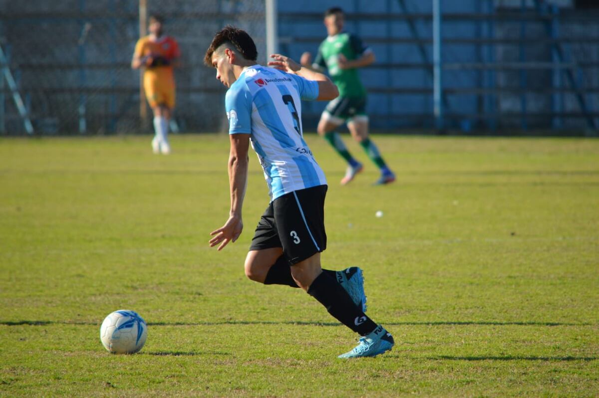 Nacho Abraham entre los 11 de Juventud Unida que ganó y quedó a tiro de los puestos clasificación