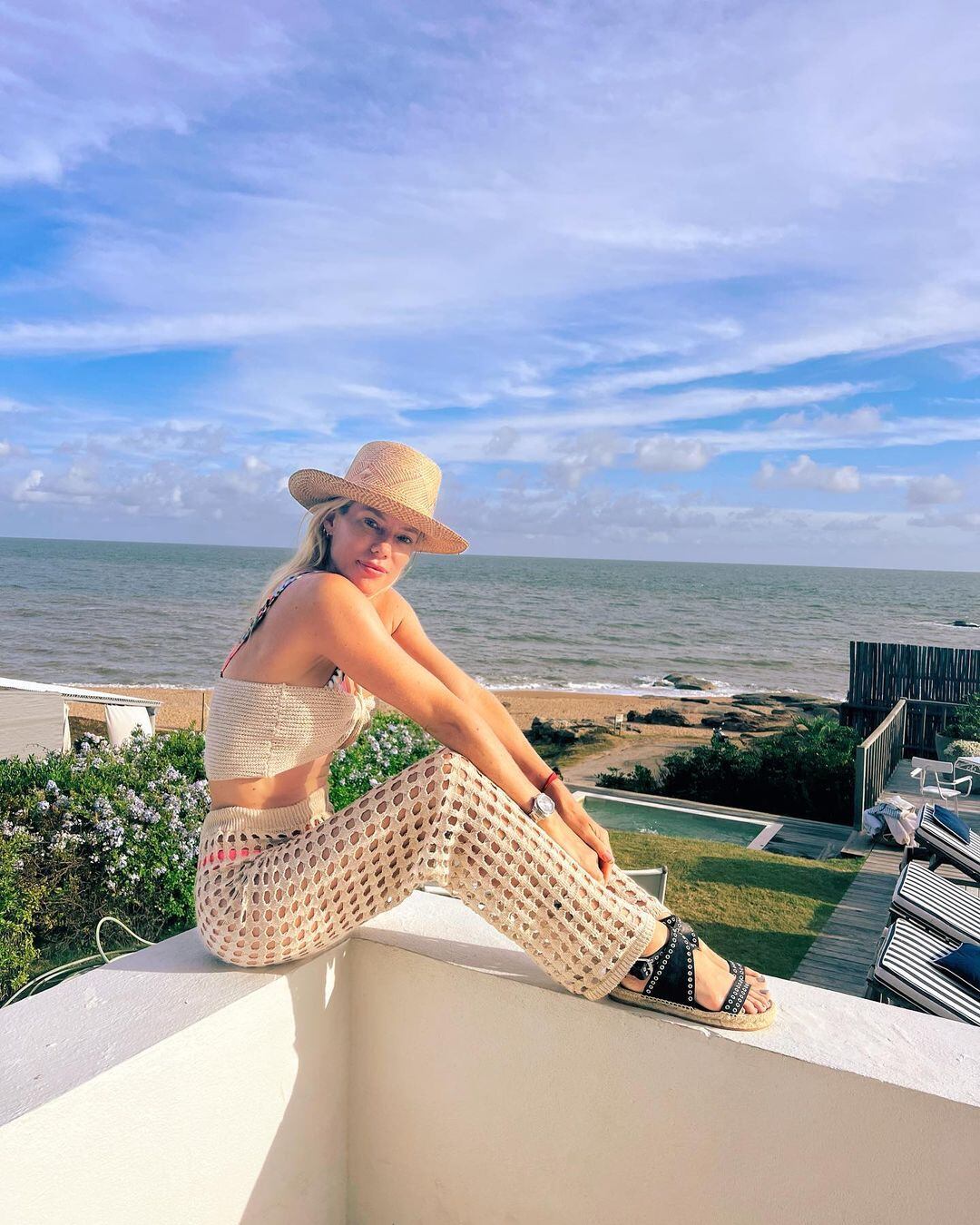 Nicole Neumann desde Punta del Este con un look natural