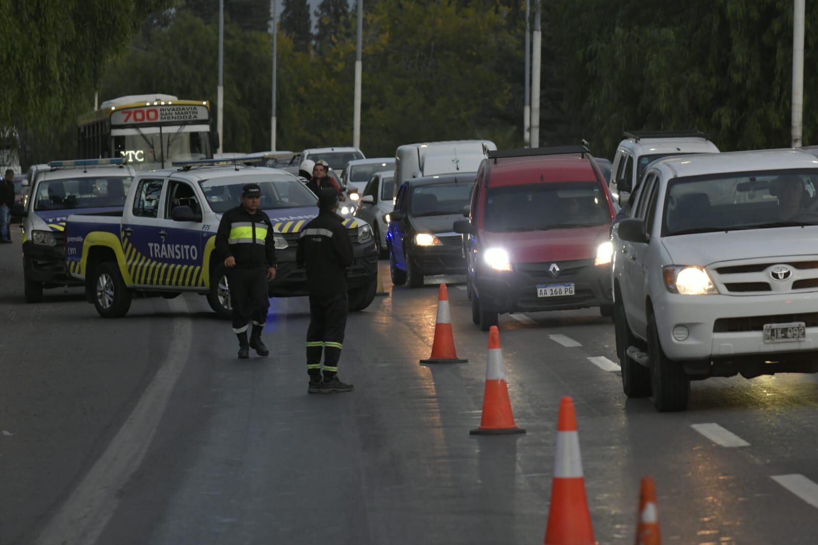 Choque fatal de un auto contra un paredón en el Acceso Este (Orlando Pelichotti / Los Andes)