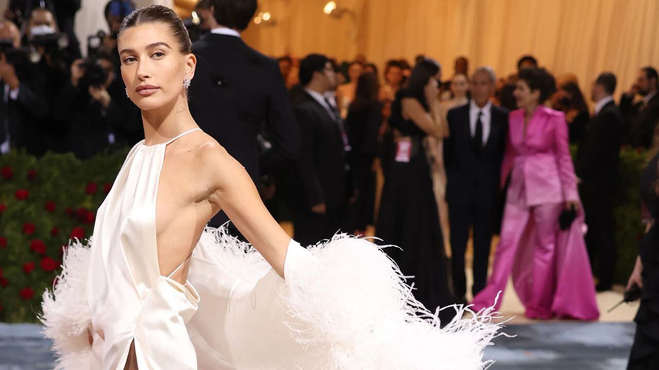 El look que utilizó Hailey Bieber para la Met Gala 2022.