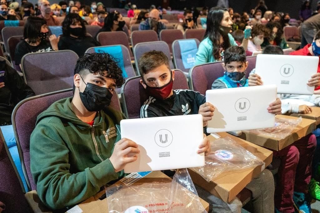 Se entregaron computadoras a estudiantes