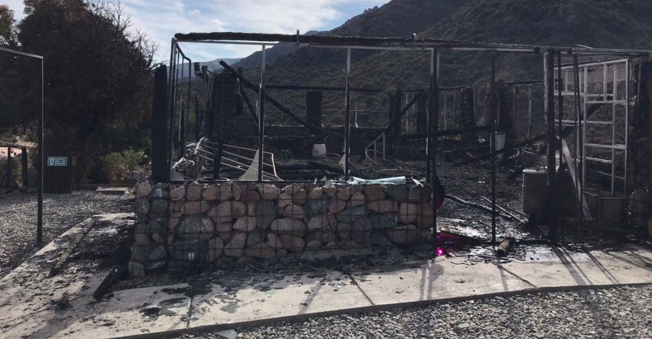 Restorán incendiado en Cortaderas, San Luis, frente al Dique Piscu Yaco.