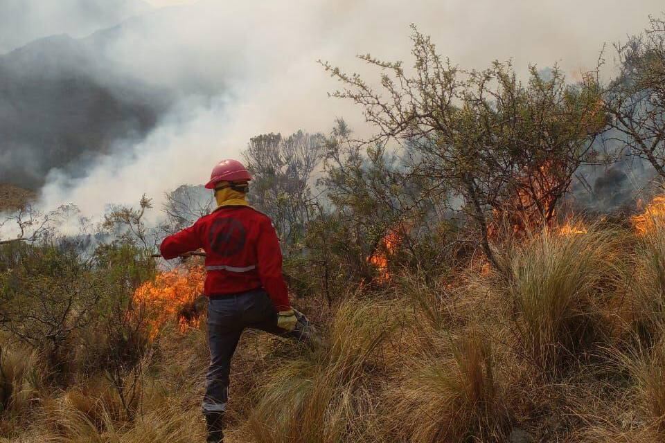 Bomberos y brigadistas combaten el foco en Ascochinga y La Granja. (Brigada Chavascate)