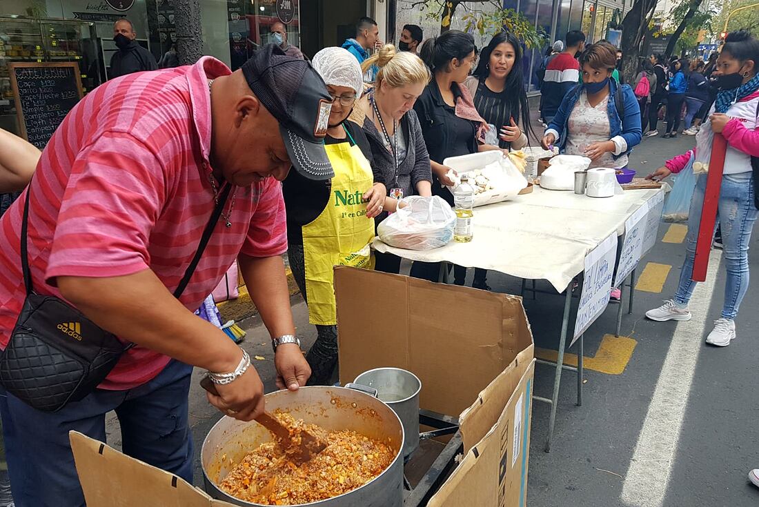 Corte de media calzada en la esquina de Colón y Cañada, lugar donde se ha montado una feria con productos elaborados por militantes en los barrios. Protesta del Frente de Organizaciones en Lucha (FOL). (Nicolás Bravo/ La Voz)