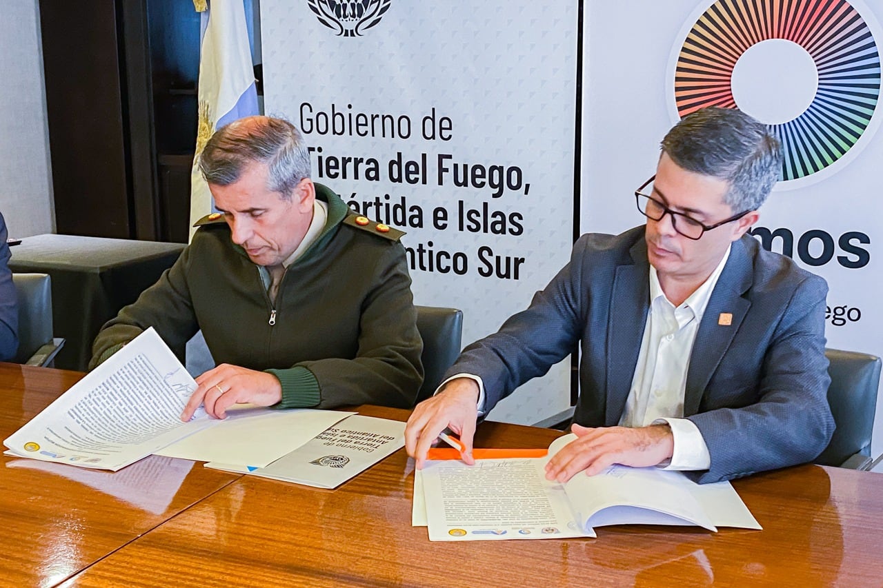 Secretario de Malvinas, Antártida, Islas del Atlántico Sur y Asuntos Internacionales, Andrés Dachary junto al comandante del Comando Conjunto Antártico, el General de Brigada, Edgar Fernando Calandin, en la firma del acuerdo para potenciar el Polo Logístico Antártico.