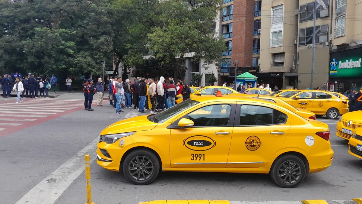Sigue la polémica: los taxistas de Córdoba manifestaron contra la autorización de Uber