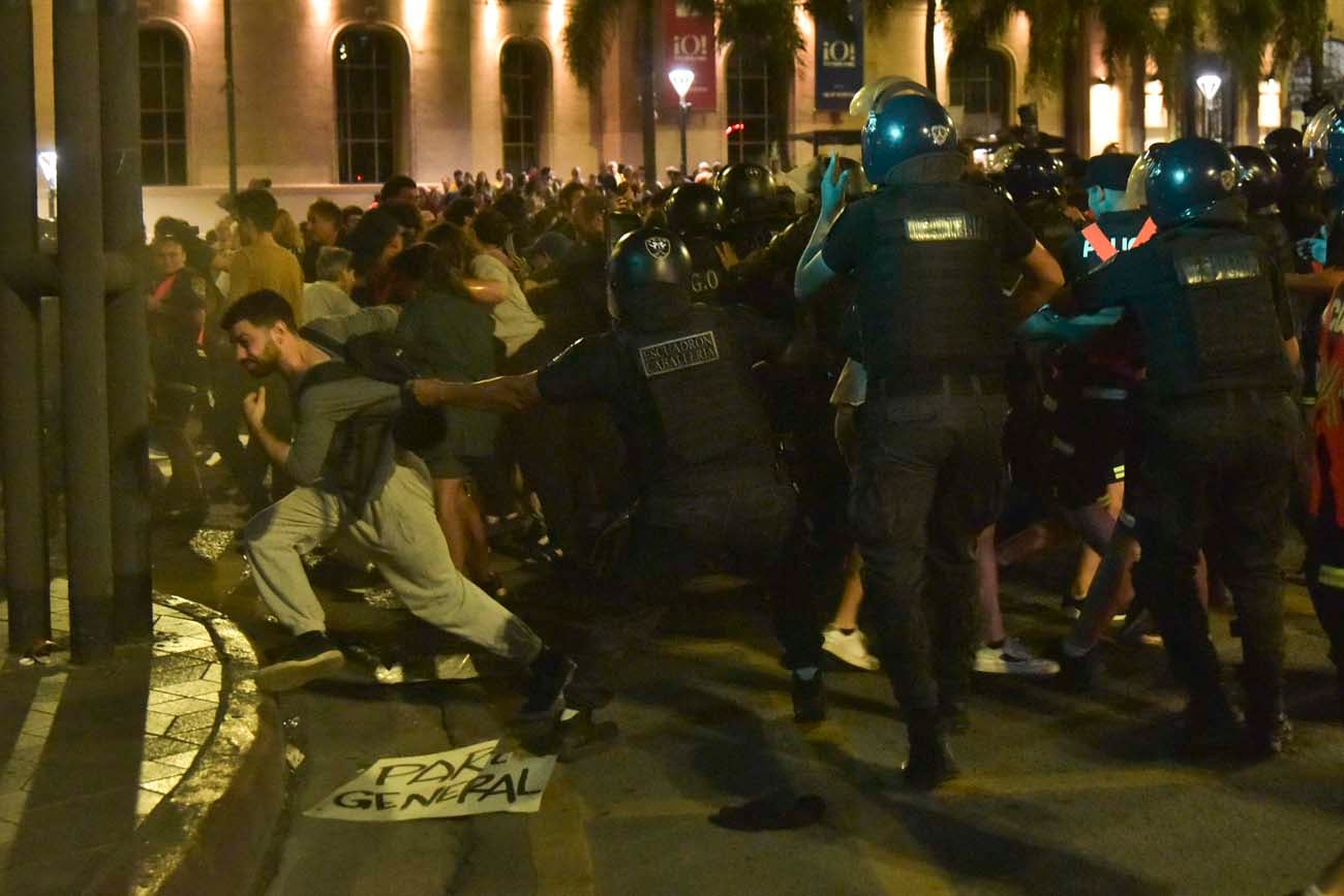 Cacerolazo en Patio Olmos contra del DNU de Milei (Facundo Luque / La Voz)