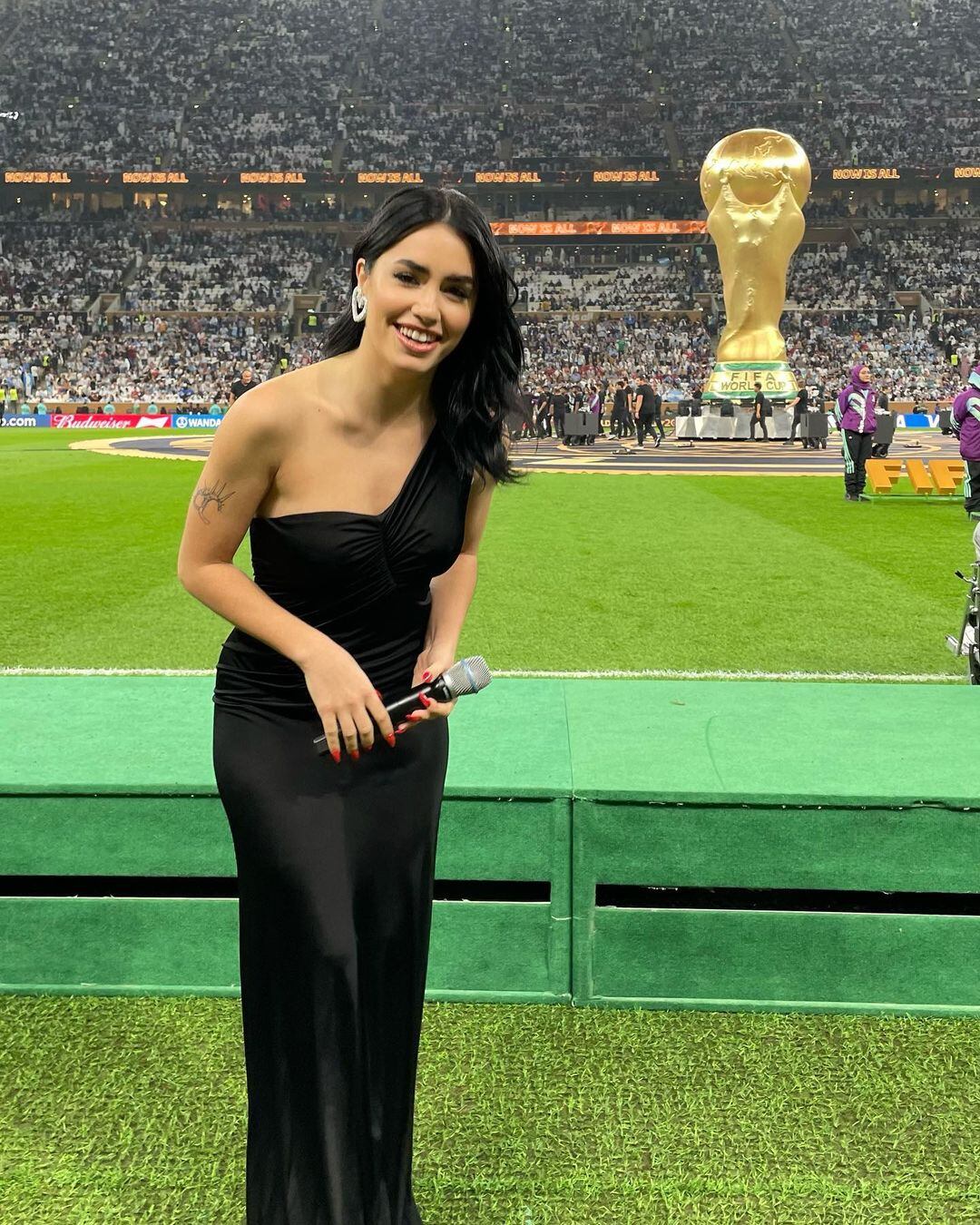 El look de Lali Espósito para cantar el himno en la final del Mundial Qatar 2022