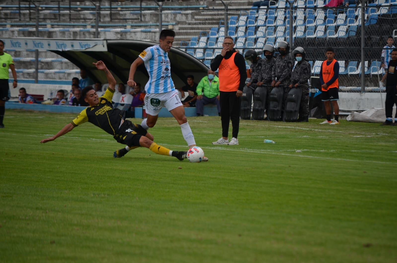 El equipo de Tandil perdió y sumó su tercera derrota en la Primera Nacional