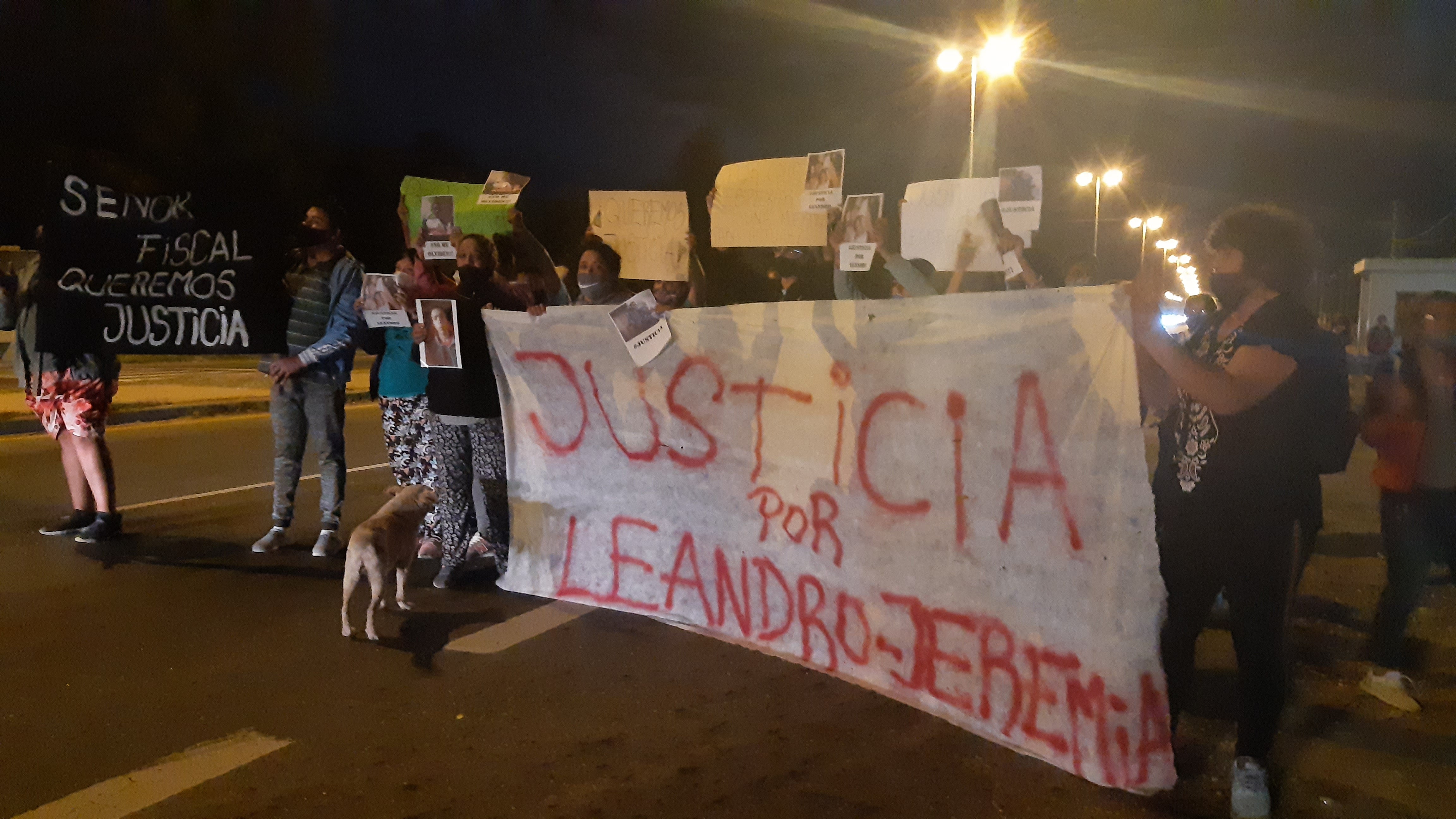 Manifestación en Villa del Prado, pueblo cerca de Alta Gracia.
Protesta de familiares de Leandro Vargas, albañil asesinado por vecinos.  
De rosa, Andrea, esposa de Leandro Vargas.
De negro, la madre de Leandro, Claudia
17 abril 2021 foto Maria Luz Cortez