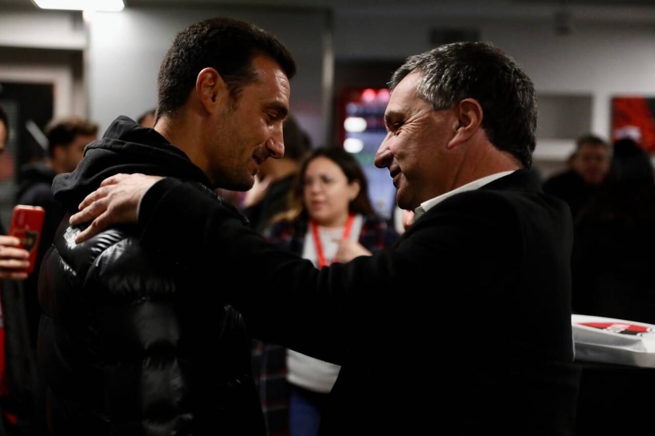 El seleccionador argentino fue recibido por el presidente de Newell's, Ignacio Astore.