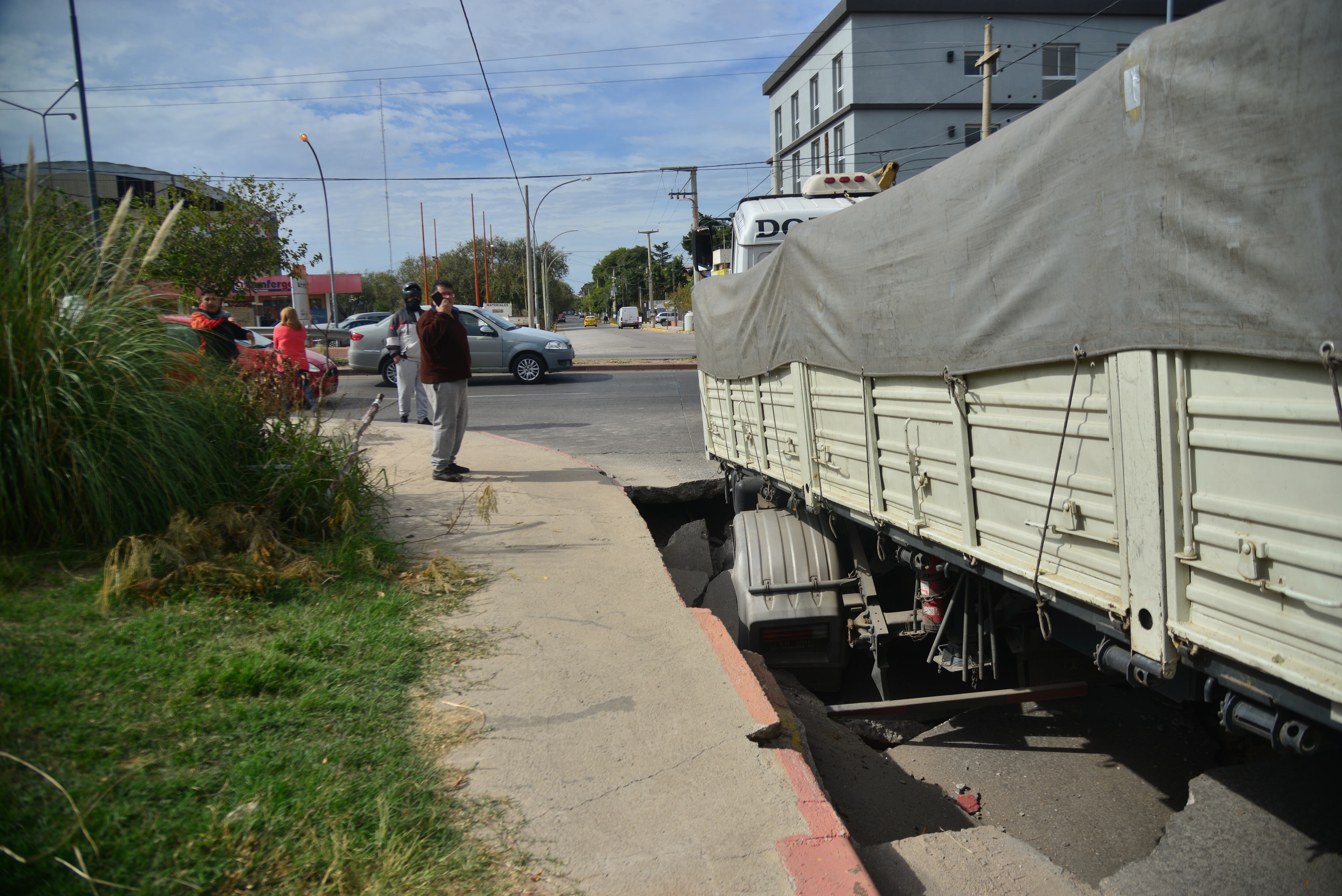 Camión fue tragado por el asfalto en Córdoba. (Pedro Castillo / La Voz)