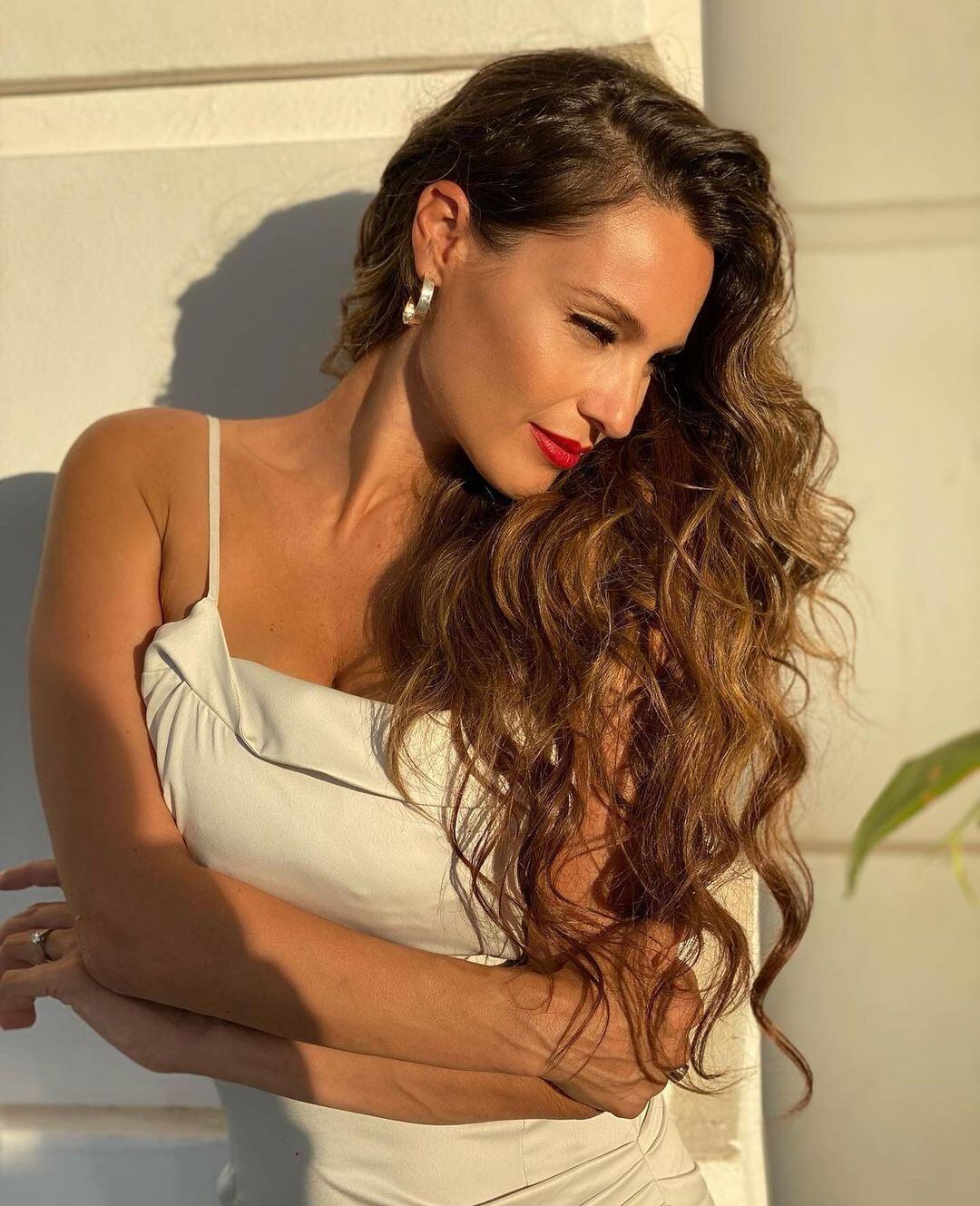 Pampita luciendo un delicado vestido blanco.