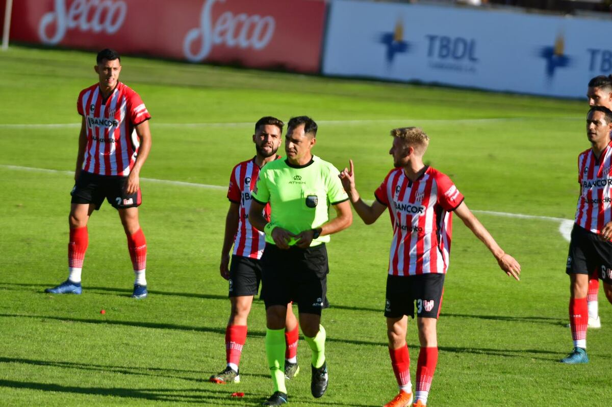 El penal que todo Instituto reclamó y que significó el empate de Barracas Central