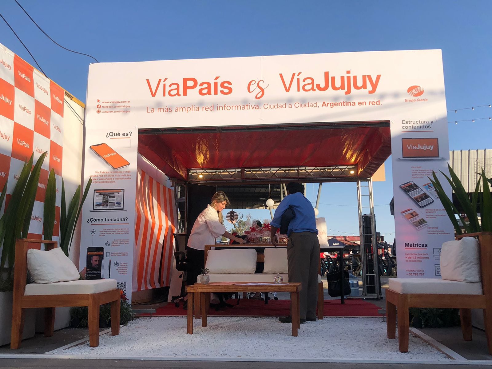 Después de su participación en 2018, Vía Jujuy nuevamente está presente en la Expojuy con un stand que funciona como redacción in situ, interactuando con el público.