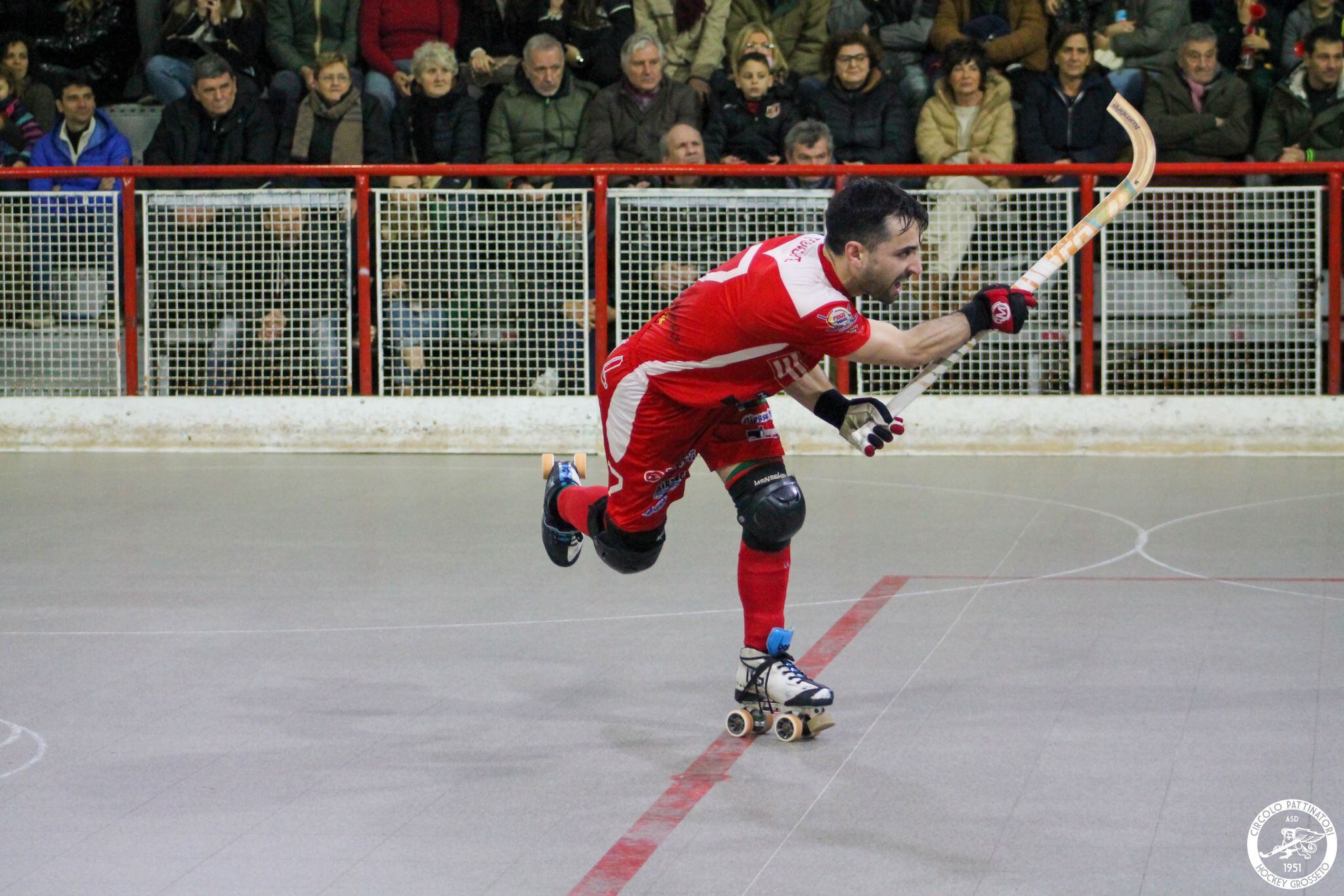 Tonchi, el sanjuanino que la rompe jugando al hockey en Italia.